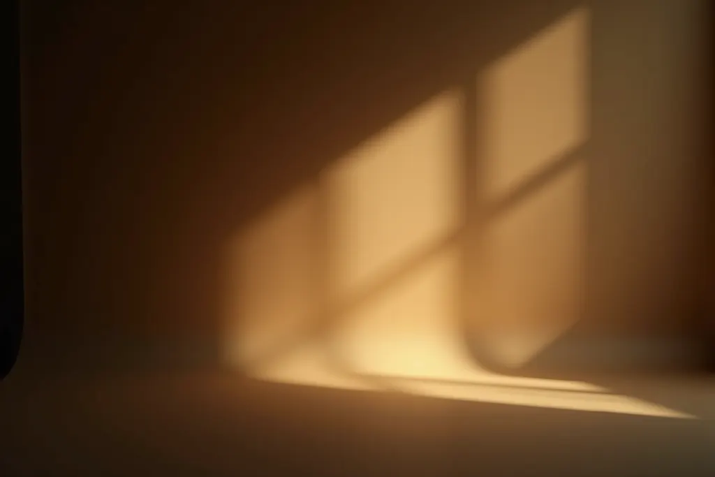 Lumière chaude tombant en bandes régulières sur une surface texturée.